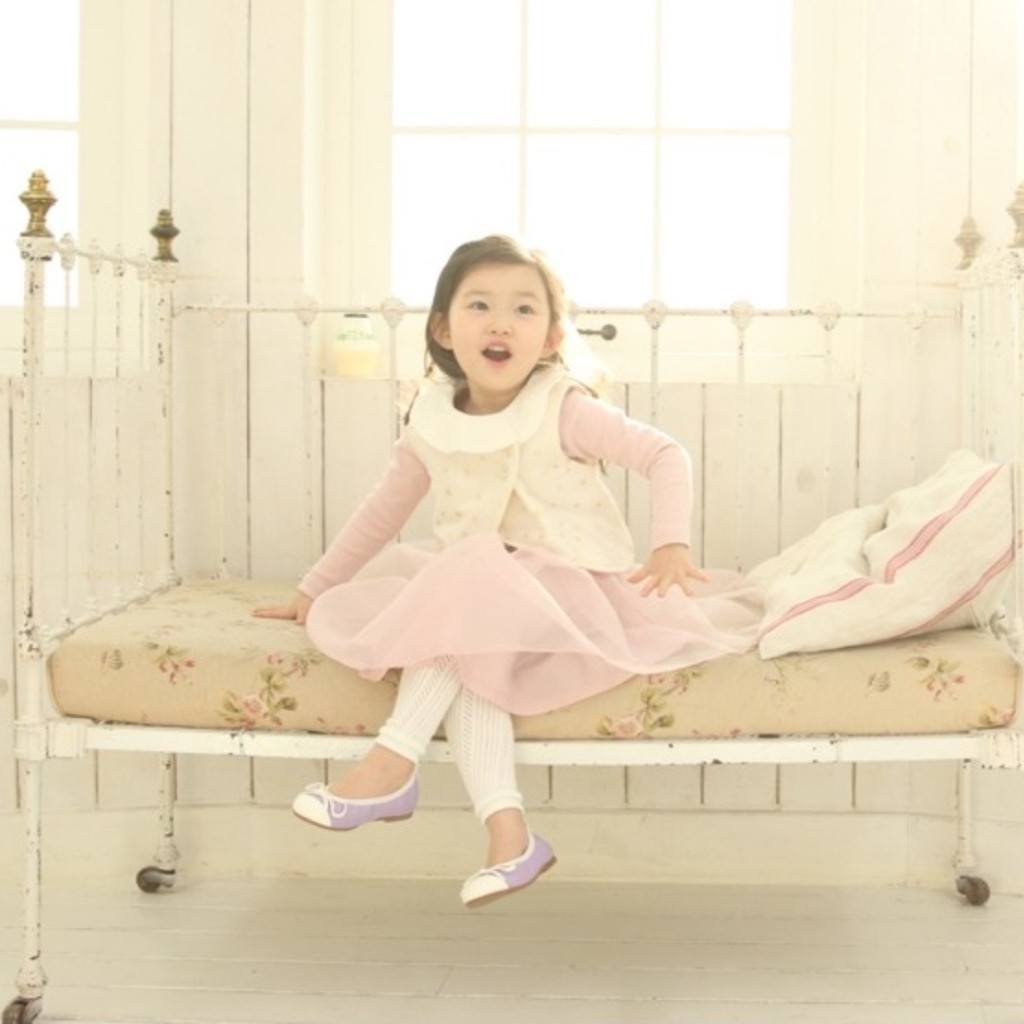 https://eversimplicity.com/cdn/shop/products/baby_infant_accessories-marie-tights-ivory-8_2048x2048.jpg?v=1526934115